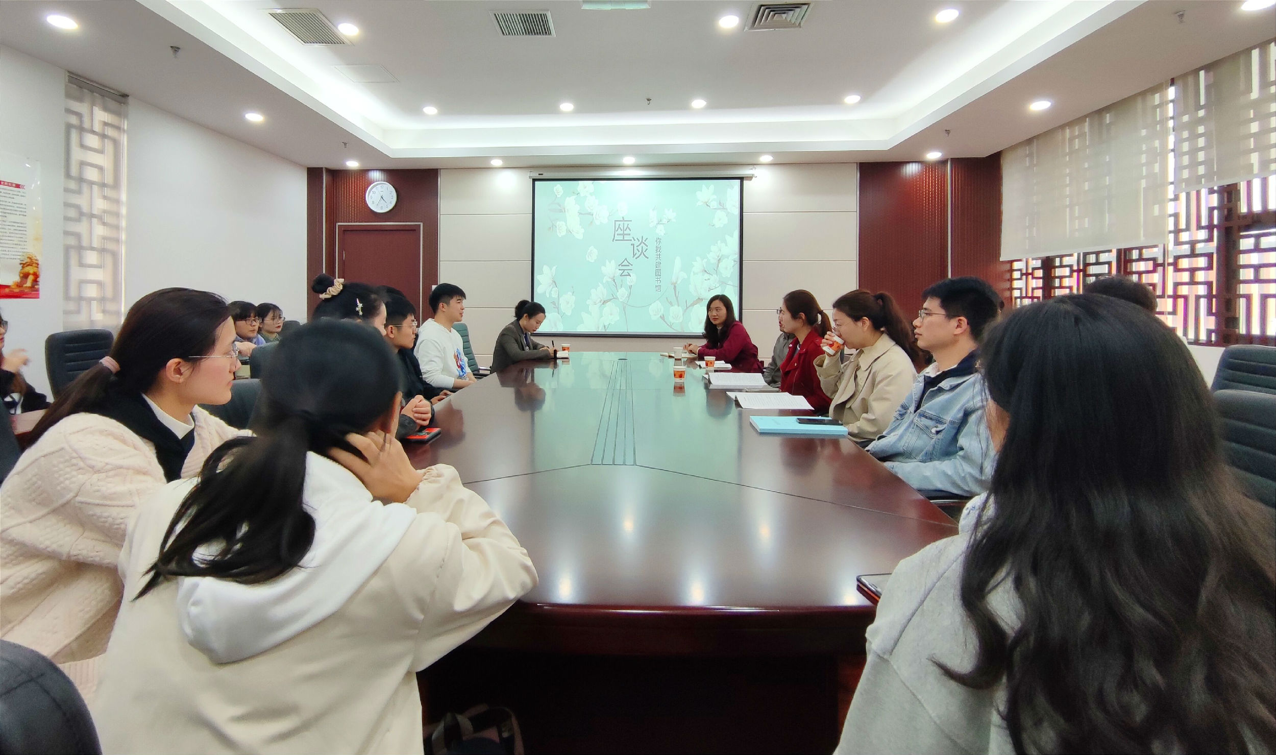 座谈会1.jpg